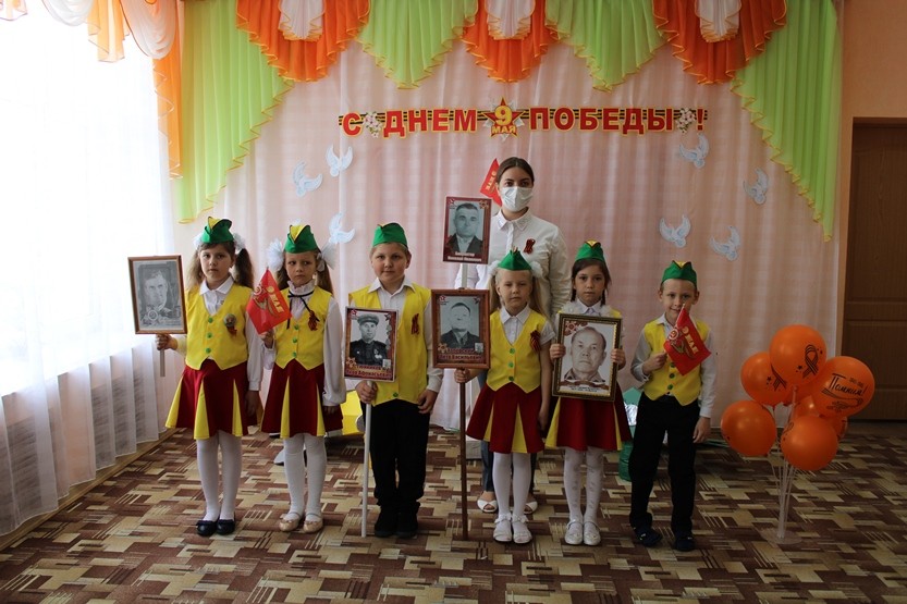 Вы сейчас просматриваете Команда ЮПИД «Светофорчик» в преддверии праздника «День Победы» поздравила ветеранов Великой Отечественной войны