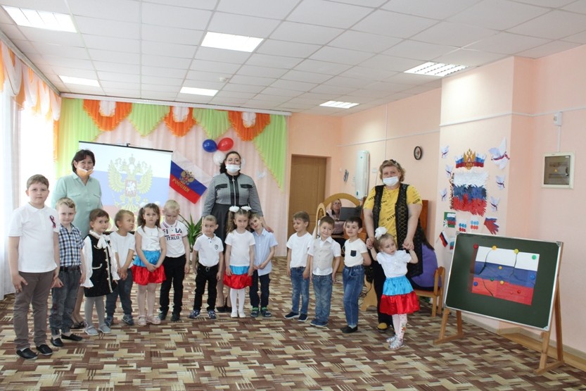 Вы сейчас просматриваете Познавательная Квест-игра  «День флага России» в МБДОУ «Детский сад «Тополек» в преддверии праздника- Дня  государственного флага