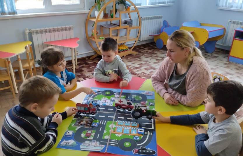 Вы сейчас просматриваете Занятие с использованием игрового  макета по правилам дорожного движения