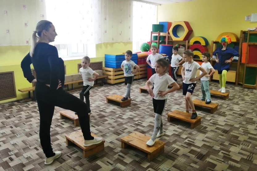 Вы сейчас просматриваете Развлечение «Веселая степ-аэробика»