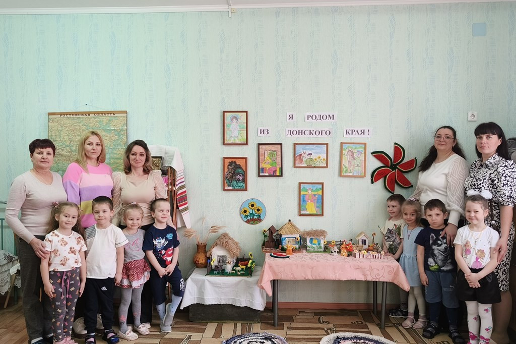 Вы сейчас просматриваете Выставка семейных рисунков и поделок «Я родом из Донского края!»