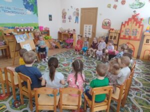 Читать далее о этой статье Занятие по конструированию с элементами экспериментирования «Как сугробы превратились в ручейки и лужи»