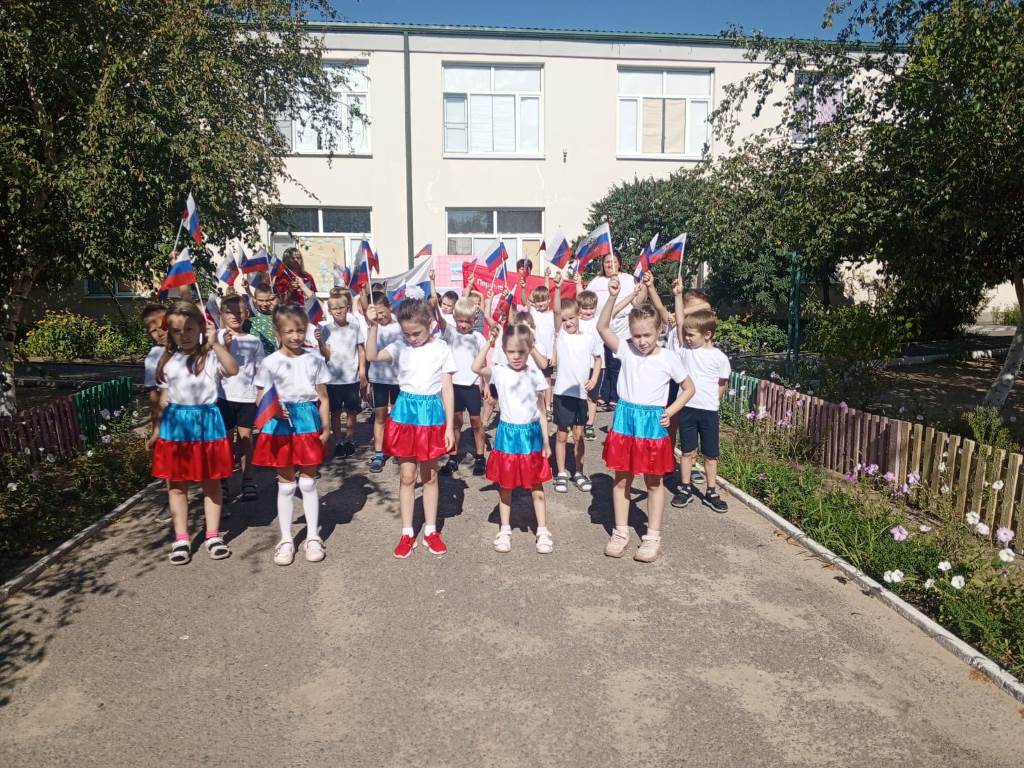 Вы сейчас просматриваете Танцевальный флешмоб «Флаг –символ Родины»