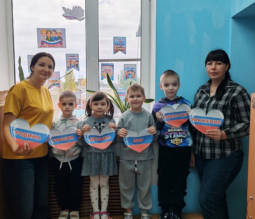 Вы сейчас просматриваете Участие детского сада «Тополек» во Всероссийской акции «Окна единства», приуроченной к празднованию Дня народного единства