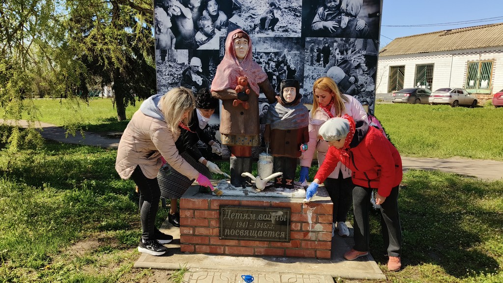 Вы сейчас просматриваете Память в действии: активисты Движения Первых привели в порядок памятник «Детям войны»